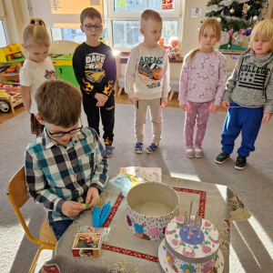 Chłopiec ogląda upominki