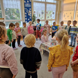 Dzieci śpiewają solenizantce "Sto lat" z okazji 6-tych urodzin