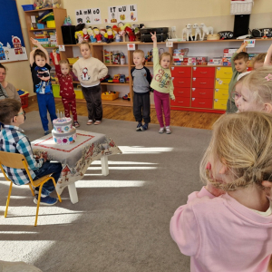 Dzieci składają  solenizantowi życzenia z okazji 6-tych urodzin