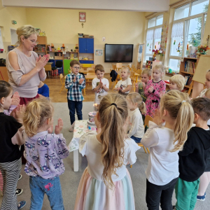 Dzieci klaszczą w ręce po zaśpiewaniu "Sto la!" 