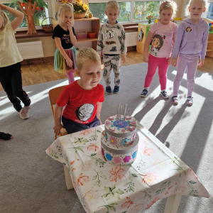Chłopiec świętuje swoje 5 -te urodziny