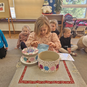 Dziewczynka ogląda upominki 