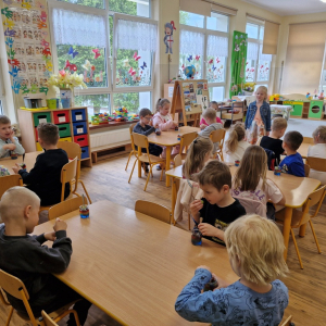 Dzieci w czasie słodkiego poczęstunku