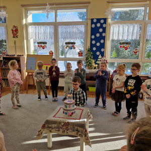 Dzieci bija brawa solenizantowi z okazji 6-tych urodzin