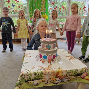 Dzieci śpiewają 'Sto lat" solenizantce z okazji urodzin