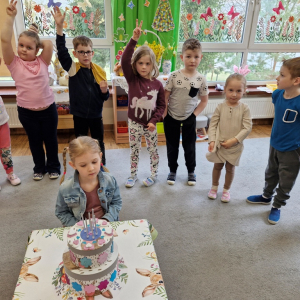 Dzieci składają solenizantce życzenia z okazji 6-tych urodzin