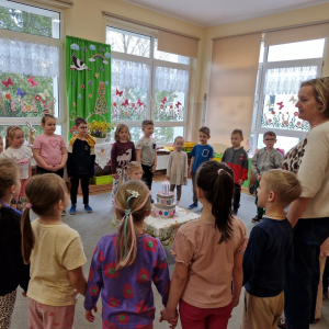 Dzieci śpiewają solenizantce Sto lat z okazji 6 -tych urodzin