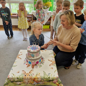 Pani Marysia odczytuje tekst na urodzinowym dyplomie