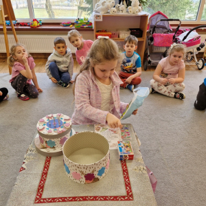 Dziewczynka ogląda upominki