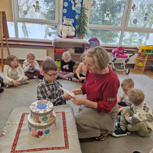 Pani Marysia czyta  solenizantowi życzenia na dyplomie