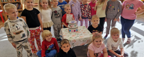 Wspólne świętowanie urodzin w grupie "Skrzaty"