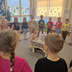 Dzieci śpiewają "Sto lat" koleżance z grupy z okazji 6 -tych urodzin