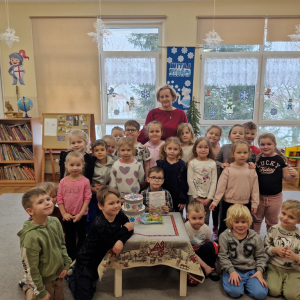 Dzieci, wychowawczyni i solenizant w dniu swoich 6-tych urodzin