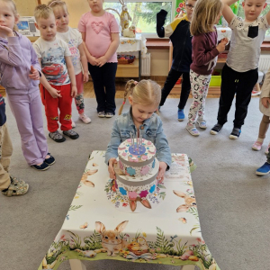 Dziewczynka otwiera tort, by zobaczyć ukrytą niespodziankę