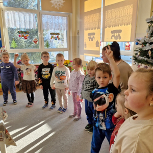 Dzieci składają  solenizantowi życzenia z okazji 6-tych urodzin