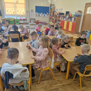 Dzieci w czasie spożywania urodzinowych babeczek