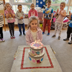 Dzieci biją brawa solenizantce po zaśpiewaniu "Sto lat"