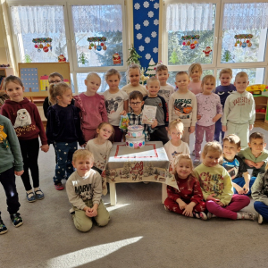 Solenizant z kolegami i koleżankami z grupy w dniu swoich 6-tych urodzin