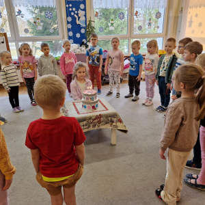 Dzieci śpiewają solenizantce "Sto lat" z okazji 6-tych urodzin