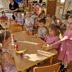 Solenizanci rozdają dzieciom banany