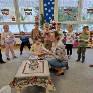 Wychowawczyni wręcza solenizantce dyplom z okazji 6-tych urodzin