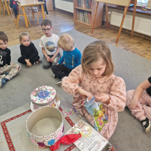 Dziewczynka ogląda upominki