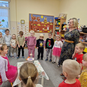 Dzieci, Pani Marysia i solenizantka  w czasie świętowania urodzin