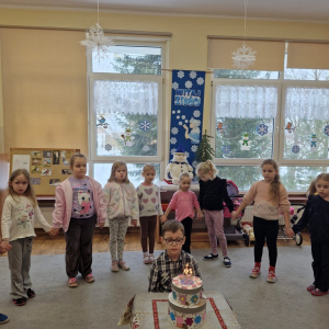 Chłopiec świętuje swoje 6-te urodziny