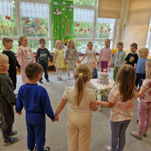 Dzieci śpiewają "Sto lat" solenizantce z okazji 6-tych urodzin