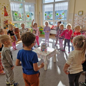 Dzieci składają solenizantowi życzenia z okazji 5-tych urodzin