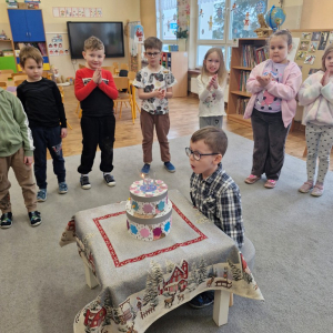 Dzieci śpiewają  solenizantowi "Sto lat" z okazji 6 -tych urodzin 