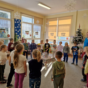 Dzieci śpiewają chłopcu Sto lat! z okazji 6-tych urodzin