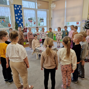 Dzieci śpiewają Sto lat! solenizantce z okazji 6 -tych  urodzin