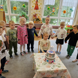 Dzieci śpiewają solenizantce  "Sto lat!" 