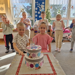 Dzieci biją brawa solenizantom w dniu 6-tych urodzin