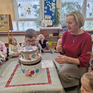 Chłopiec otwiera "tort", aby zobaczyć urodzinową niespodziankę