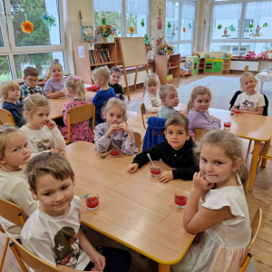 Dzieci w czasie konsumpcji galaretek