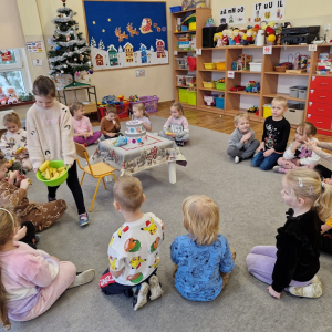 Solenizantka częstuje dzieci bananami