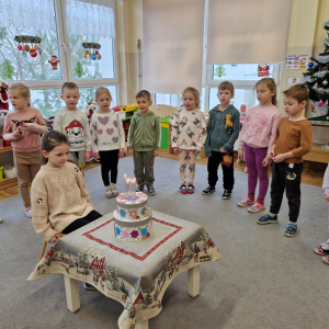 Dziewczynka świętuje swoje 6-te urodziny