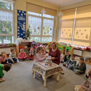 Pani Marysia czyta życzenia na dyplomie z okazji 6-tych urodzin