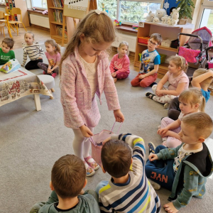 Solenizantka częstuje dzieci ciasteczkami