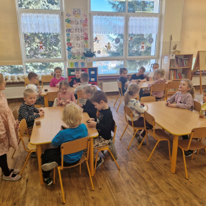 Dziewczynka zaprasza do zjedzenia urodzinowych babeczek, życząc wszystkim "smacznego"