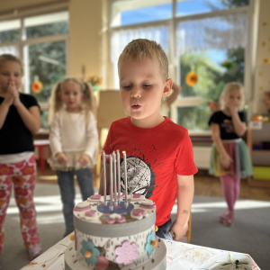 Wyjątkowy dzień Ignasia – urodzinowe chwile pełne radości 