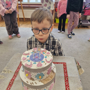 Dzieci śpiewają  solenizantowi "Sto lat" z okazji 6 -tych urodzin 