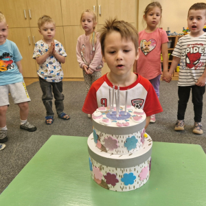 Solenizant po zdmuchnięciu świeczek