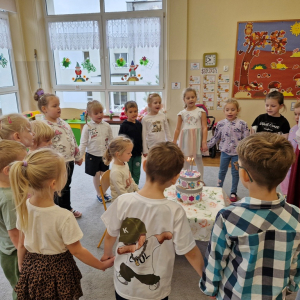 Dzieci śpiewają solenizantce  "Sto lat!" 