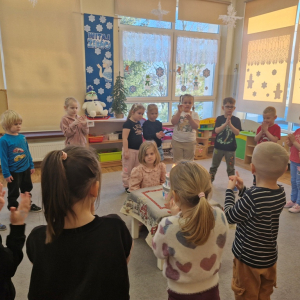 Dzieci bija brawa solenizantce z okazji 6 -tych urodzin