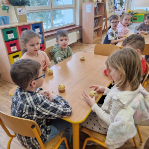 Dzieci tuż przed skosztowaniem urodzinowych babeczek