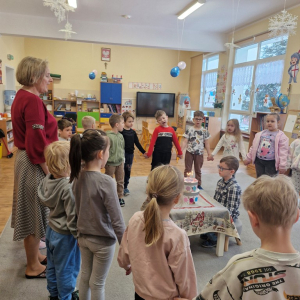 Dzieci śpiewają  solenizantowi "Sto lat" z okazji 6 -tych urodzin 