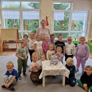 Solenizantka z dziećmi i Panią Marysią w dniu swoich 5- tych urodzin